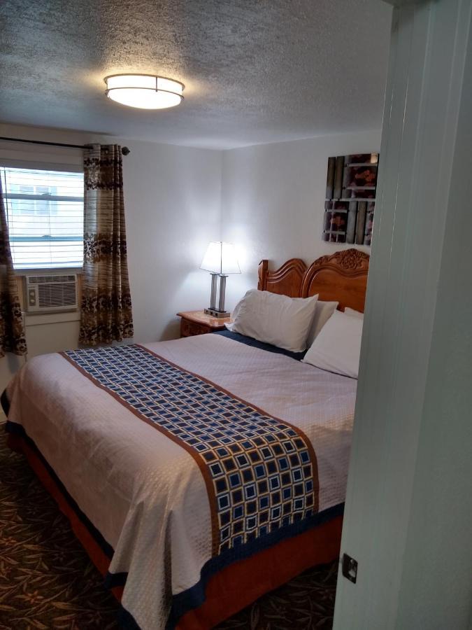 Holiday Motel Бенд Екстериор снимка