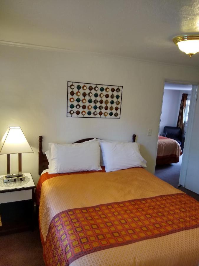 Holiday Motel Бенд Екстериор снимка