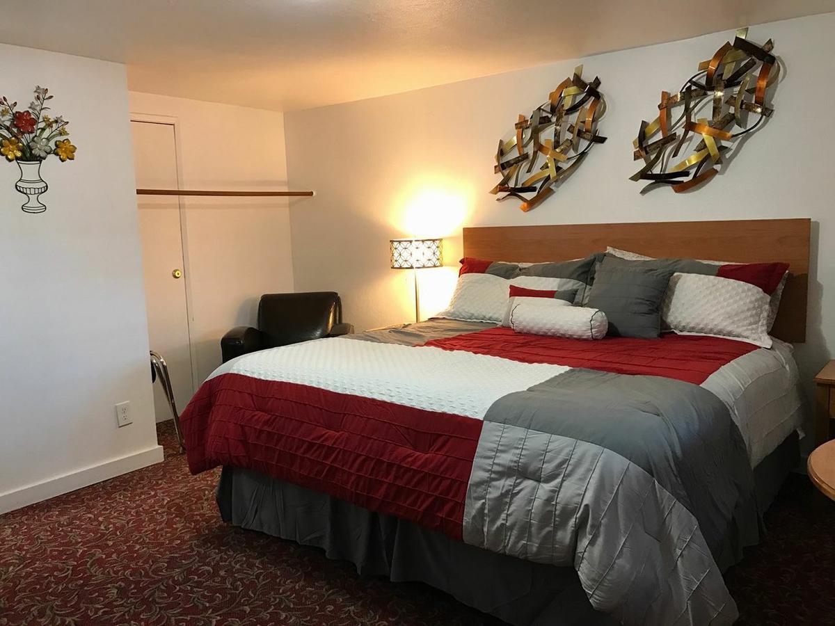 Holiday Motel Бенд Екстериор снимка